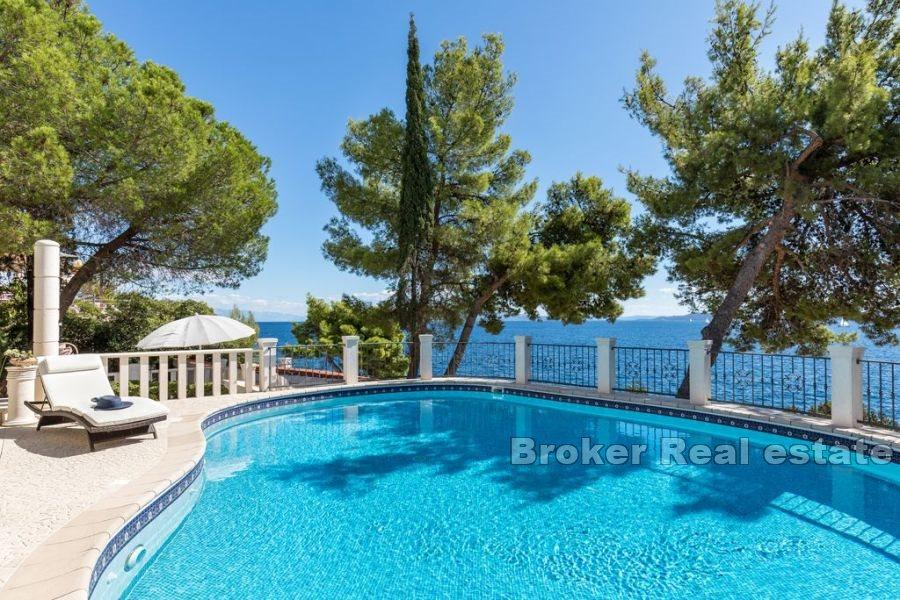 Villa med bra läge, första raden vid havet