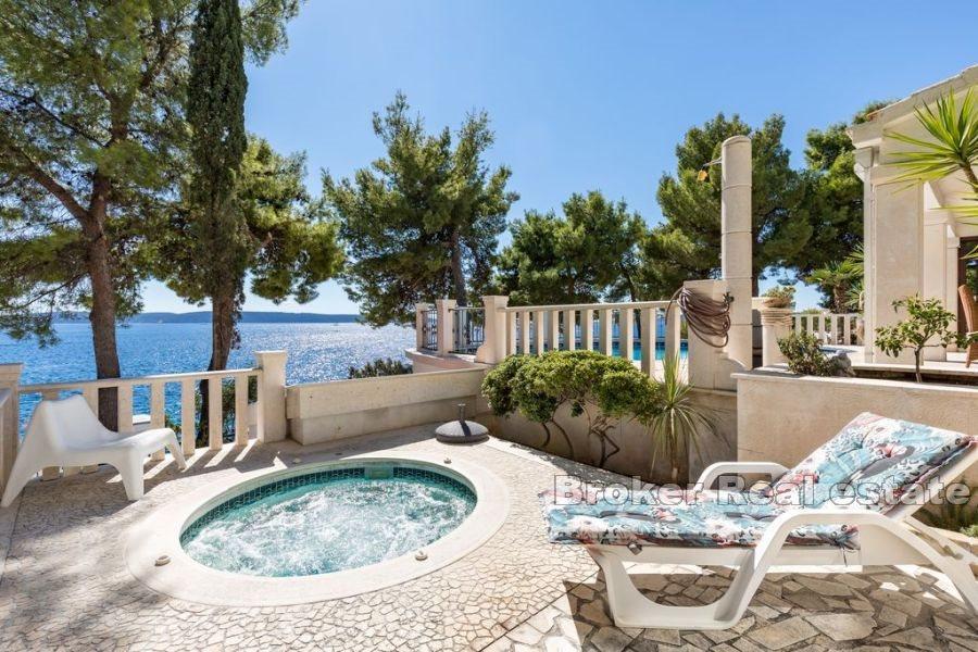 Villa med bra läge, första raden vid havet