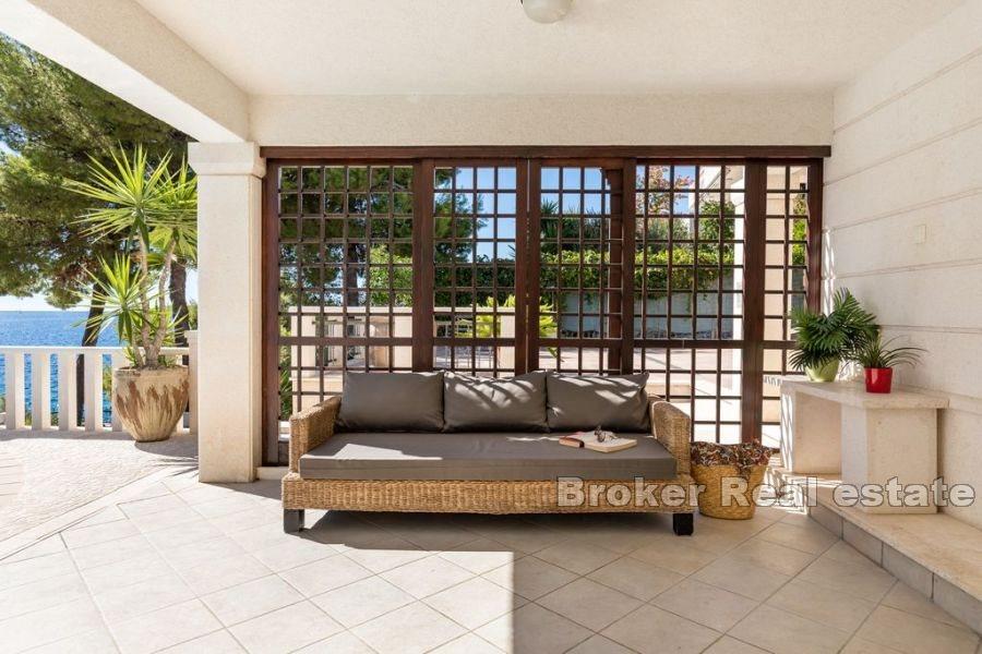 Villa med bra läge, första raden vid havet