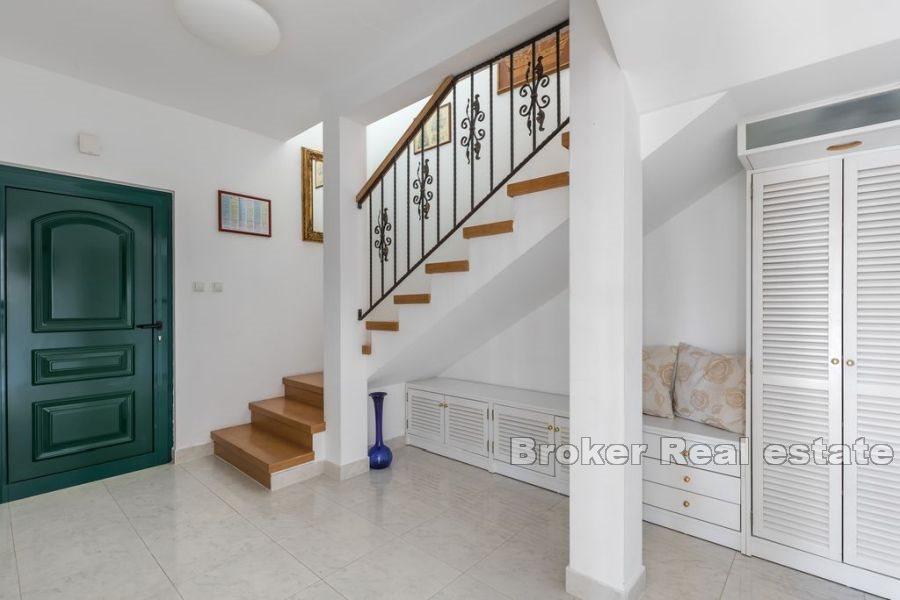 Villa med bra läge, första raden vid havet