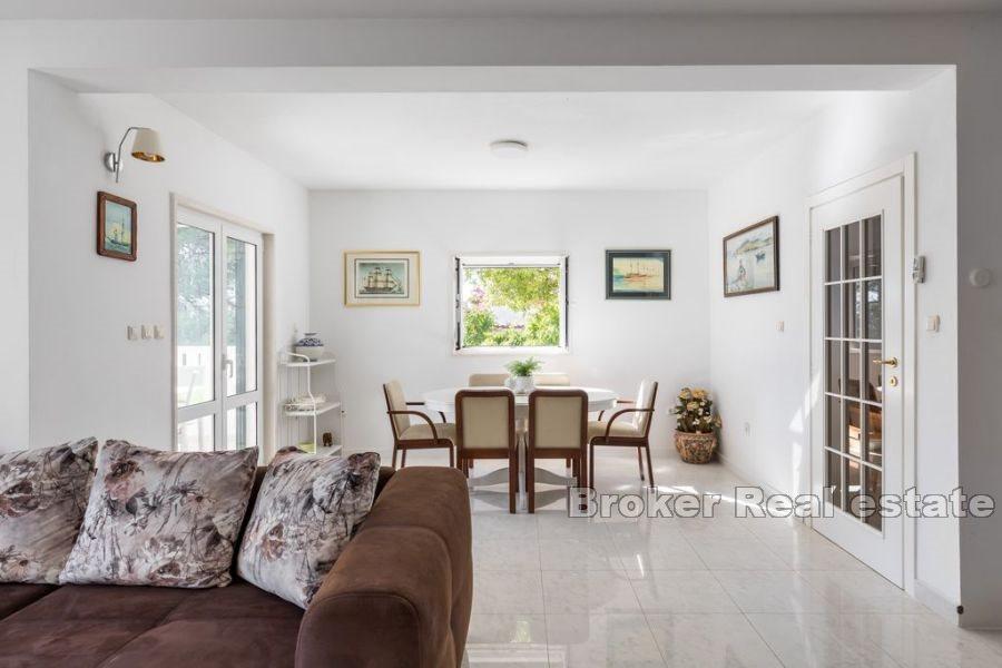 Villa med bra läge, första raden vid havet