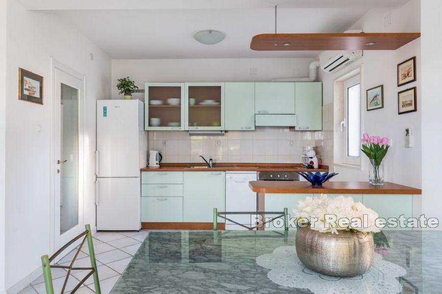 Villa med bra läge, första raden vid havet