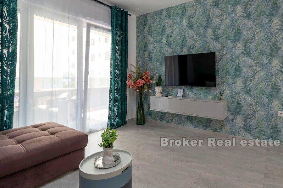 Lussuoso appartamento con parziale vista mare