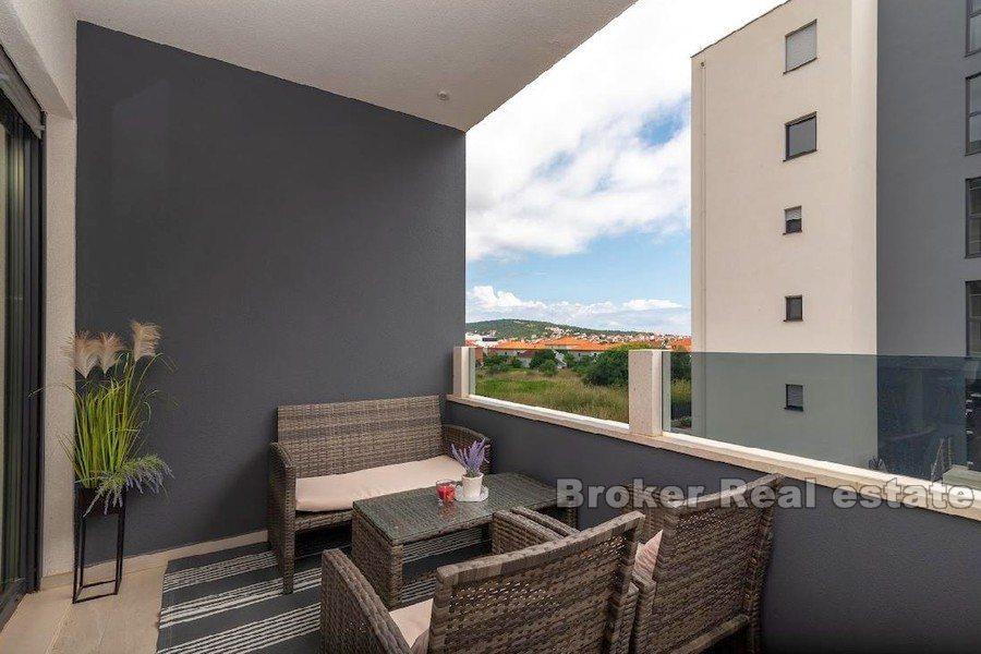 Lussuoso appartamento con parziale vista mare