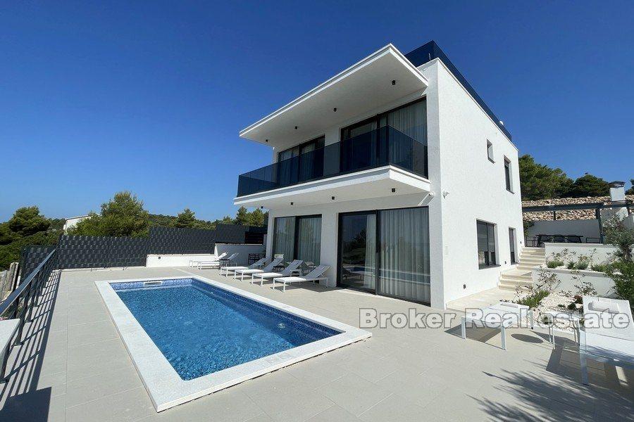 Luxury villa with a panoramic view of the sea