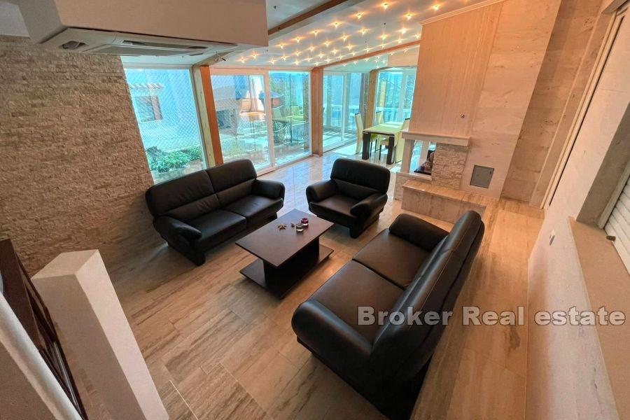 Spacieux appartement de trois pièces avec vue sur la mer