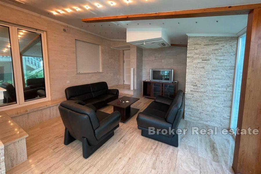 Prostorný třípokojový apartmán s výhledem na moře