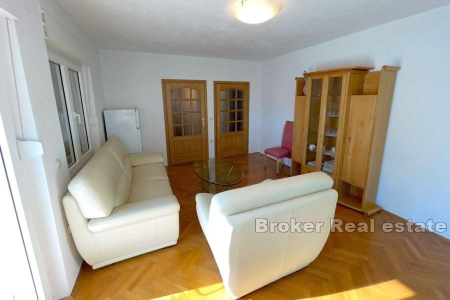 Prostorný třípokojový apartmán s výhledem na moře