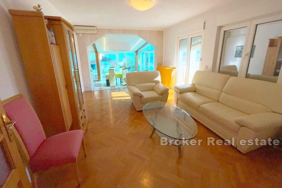 Geräumige Dreizimmerwohnung mit Meerblick