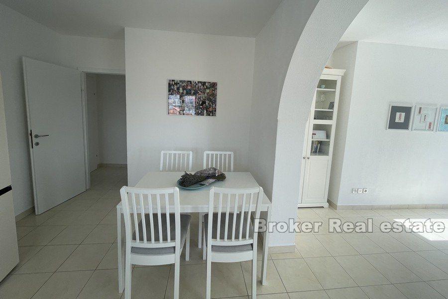 Nowoczesny apartament z dwiema sypialniami i widokiem na morze