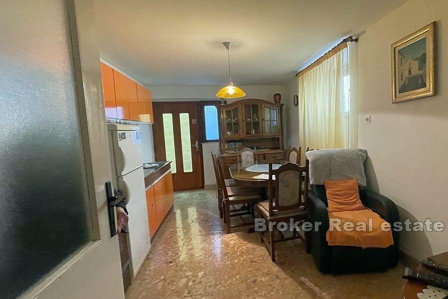 Steinhaus mit Meerblick