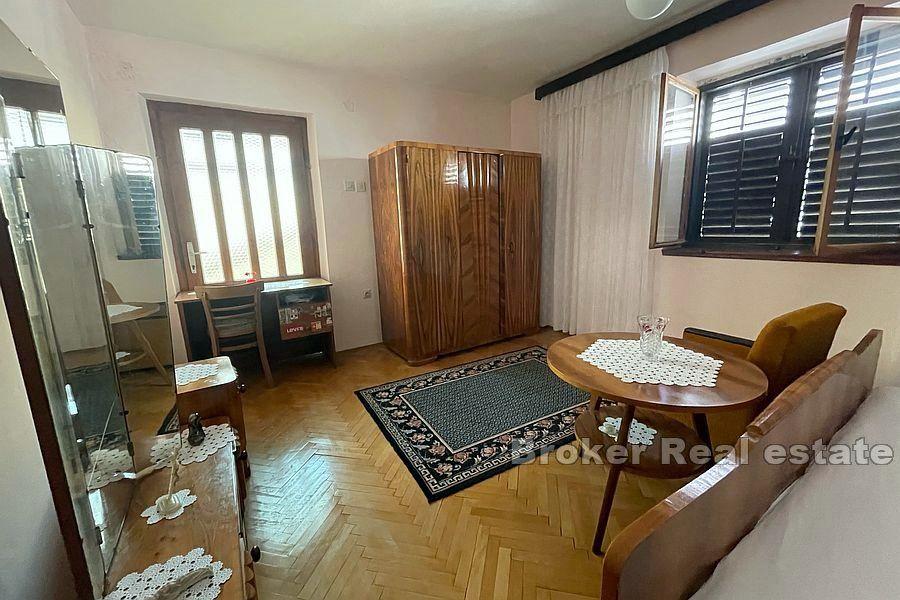 Steinhaus mit Meerblick