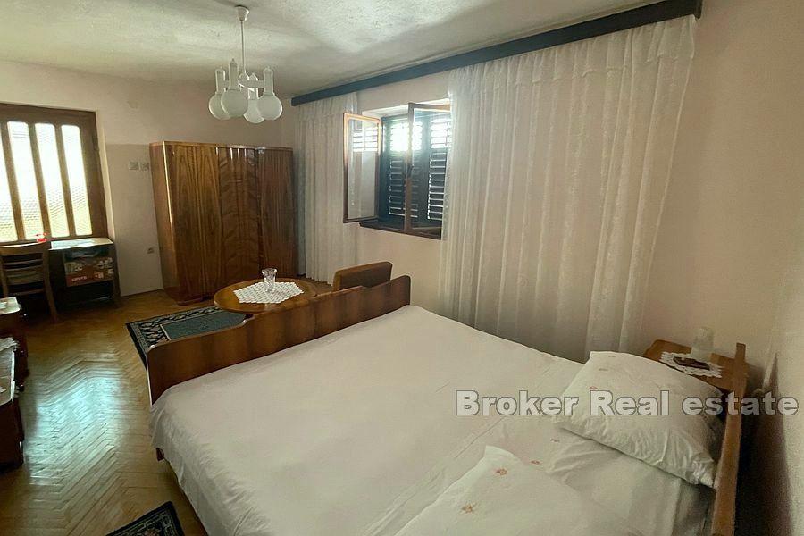 Steinhaus mit Meerblick