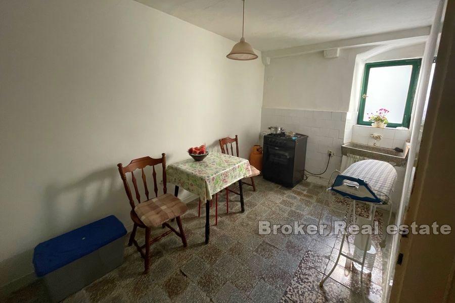 Steinhaus mit Meerblick