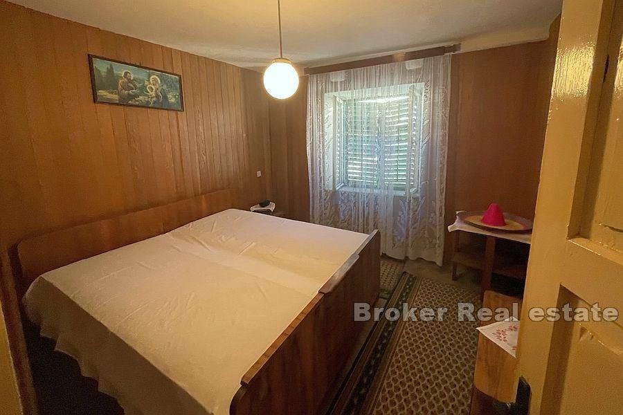 Steinhaus mit Meerblick