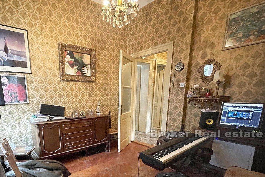 Lučac, appartamento con tre camere da letto in casa in pietra