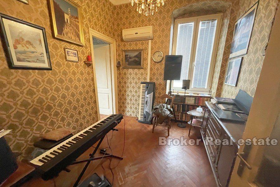 Lučac, tre-roms leilighet i steinhus