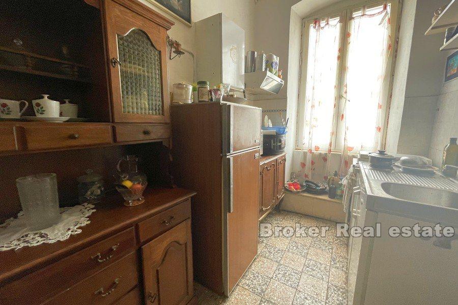 Lučac, appartement de trois chambres dans une maison en pierre