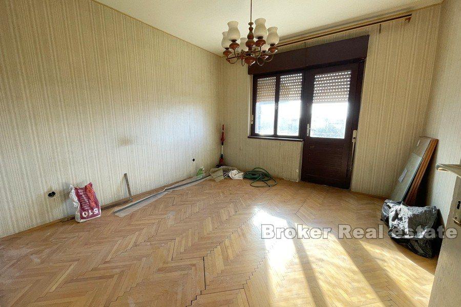 House on four floors for renovation