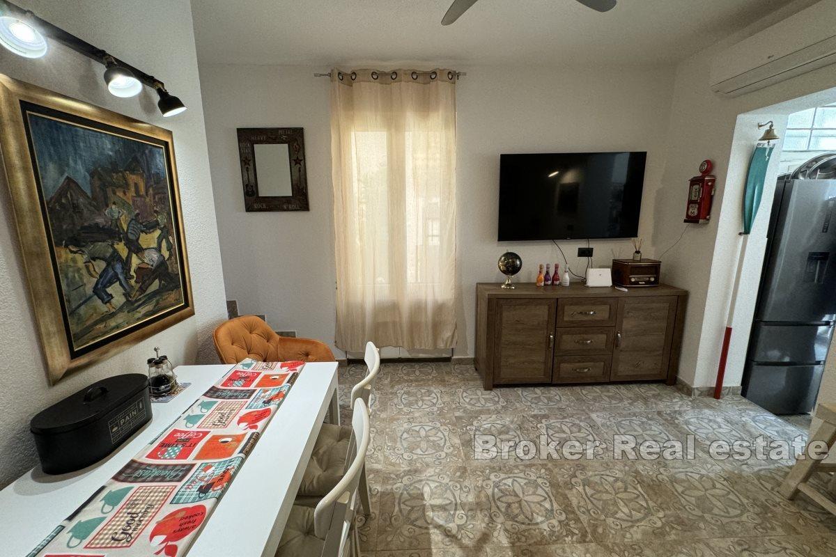 Charmigt hus med havsutsikt