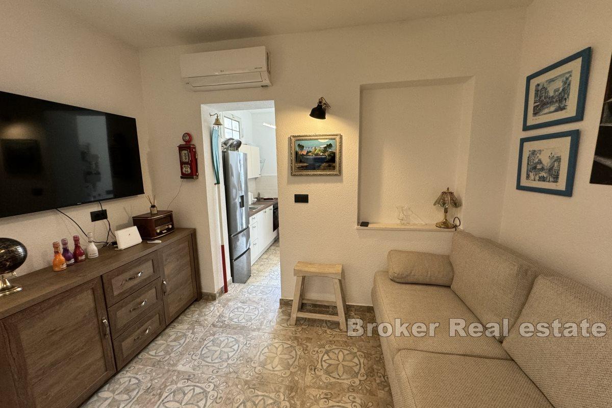 Charmigt hus med havsutsikt