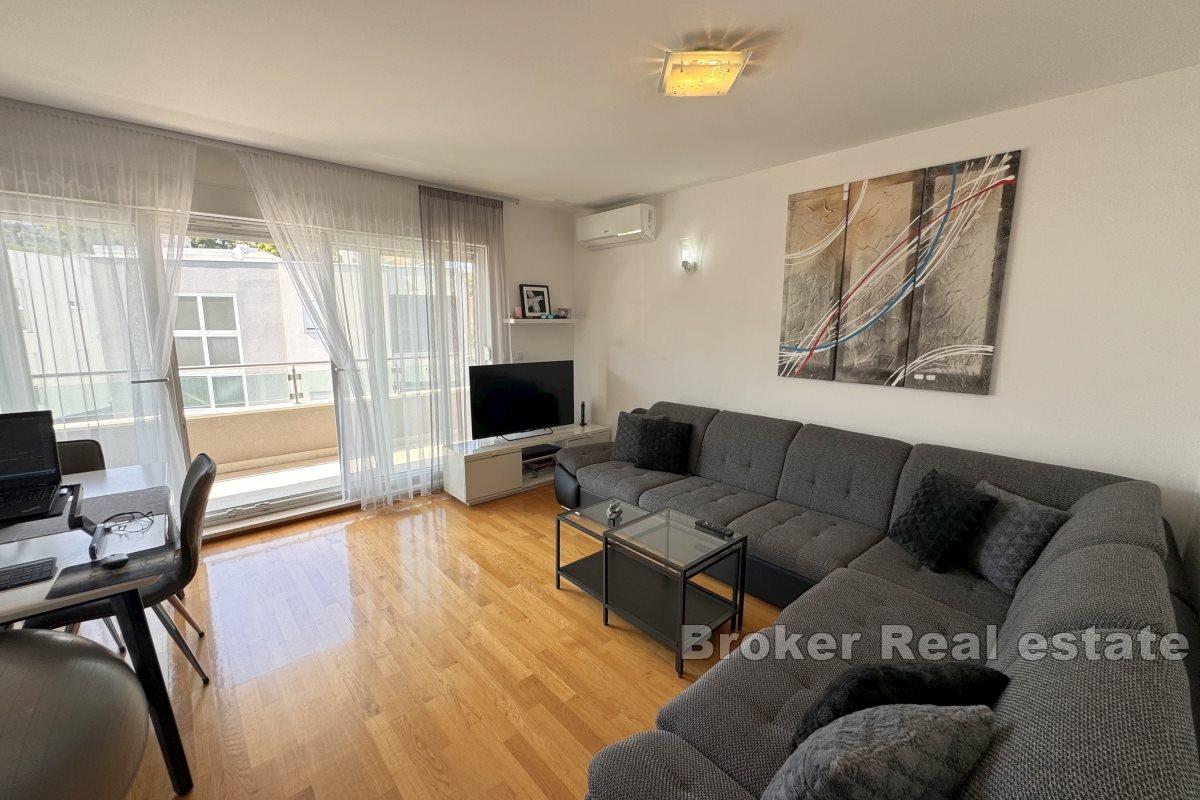 Modern eingerichtetes Apartment