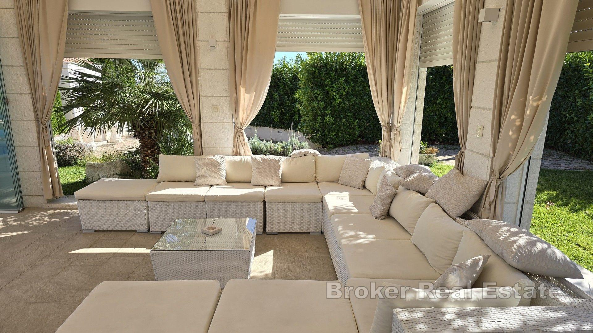 Una bella casa in pietra con un grande giardino e piscina