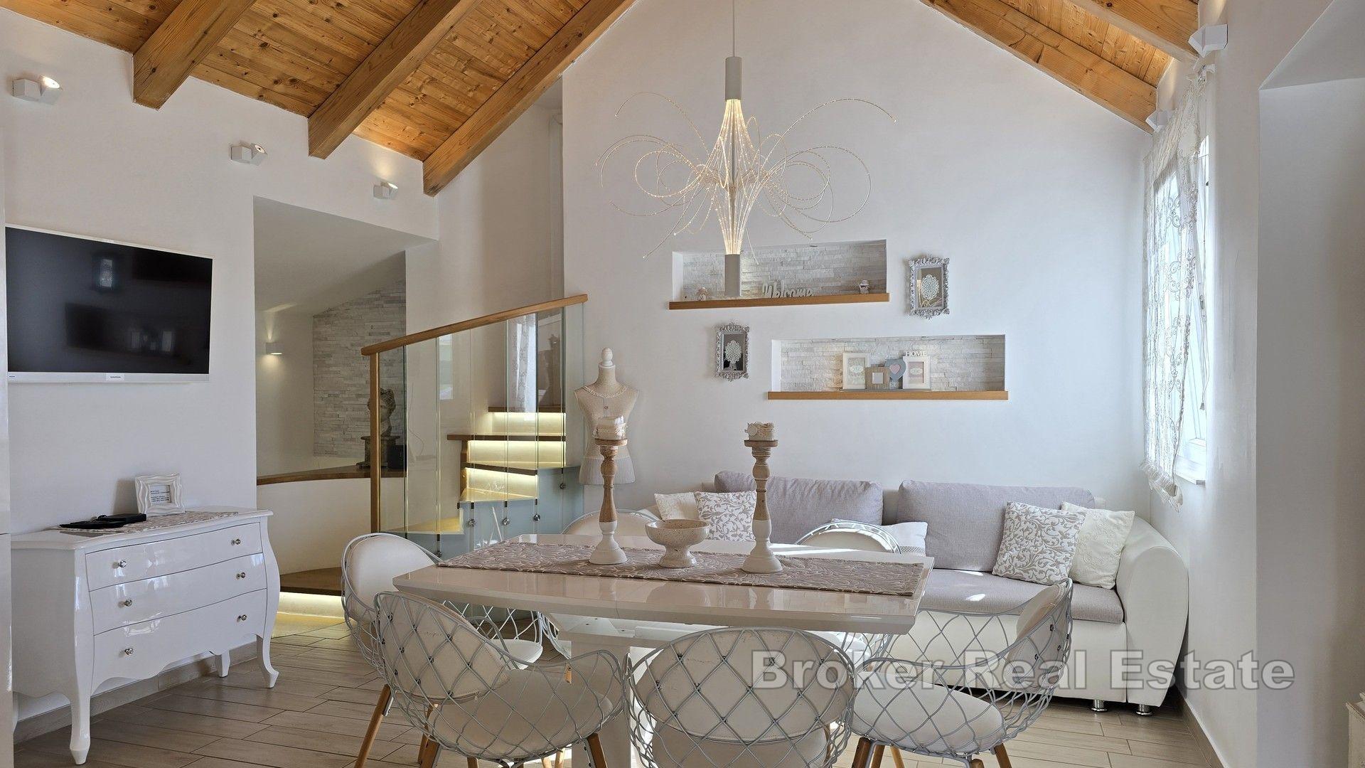 Una bella casa in pietra con un grande giardino e piscina