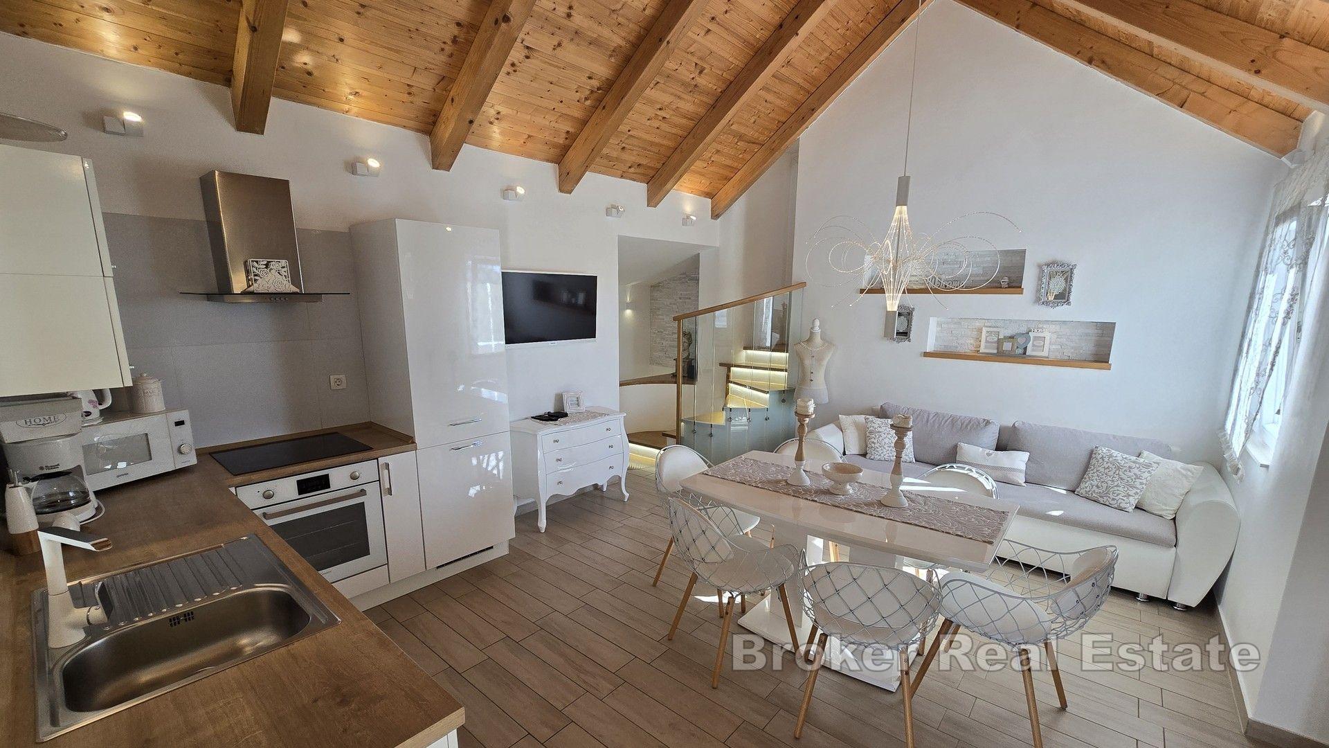 Una bella casa in pietra con un grande giardino e piscina