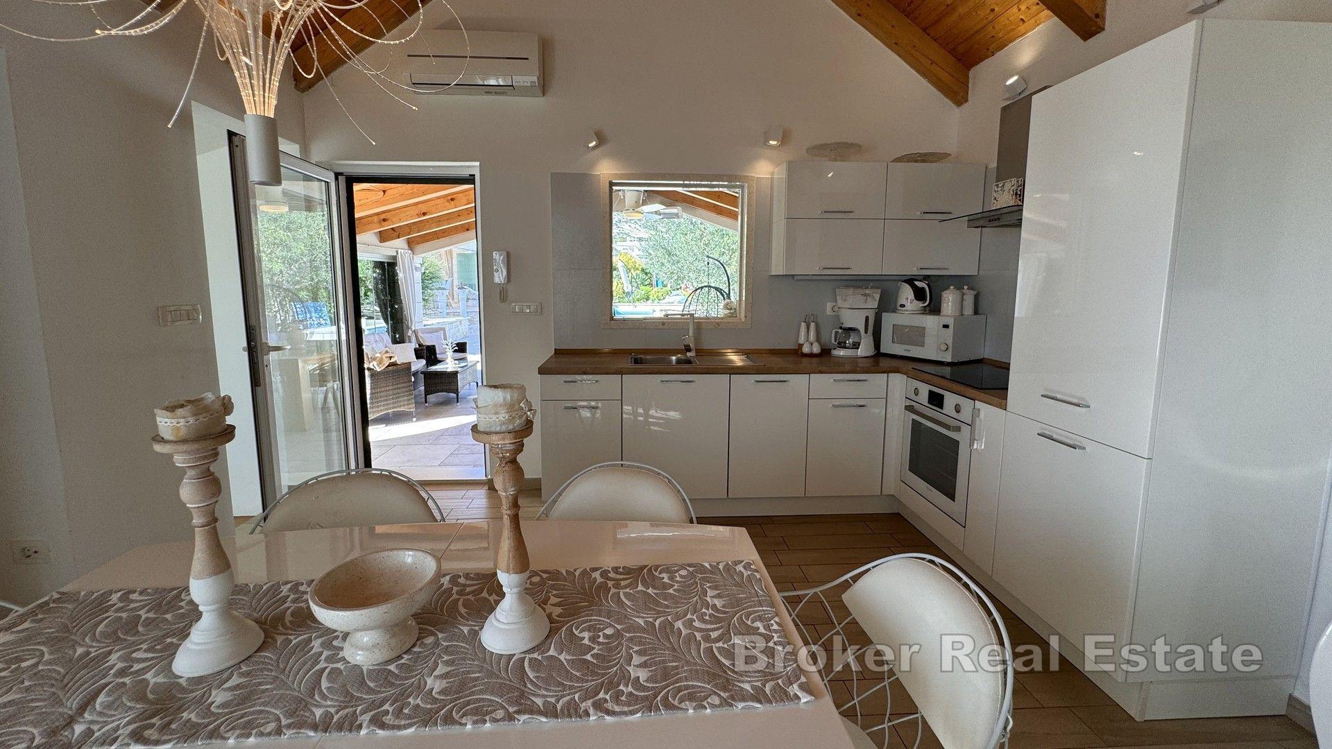 Una bella casa in pietra con un grande giardino e piscina