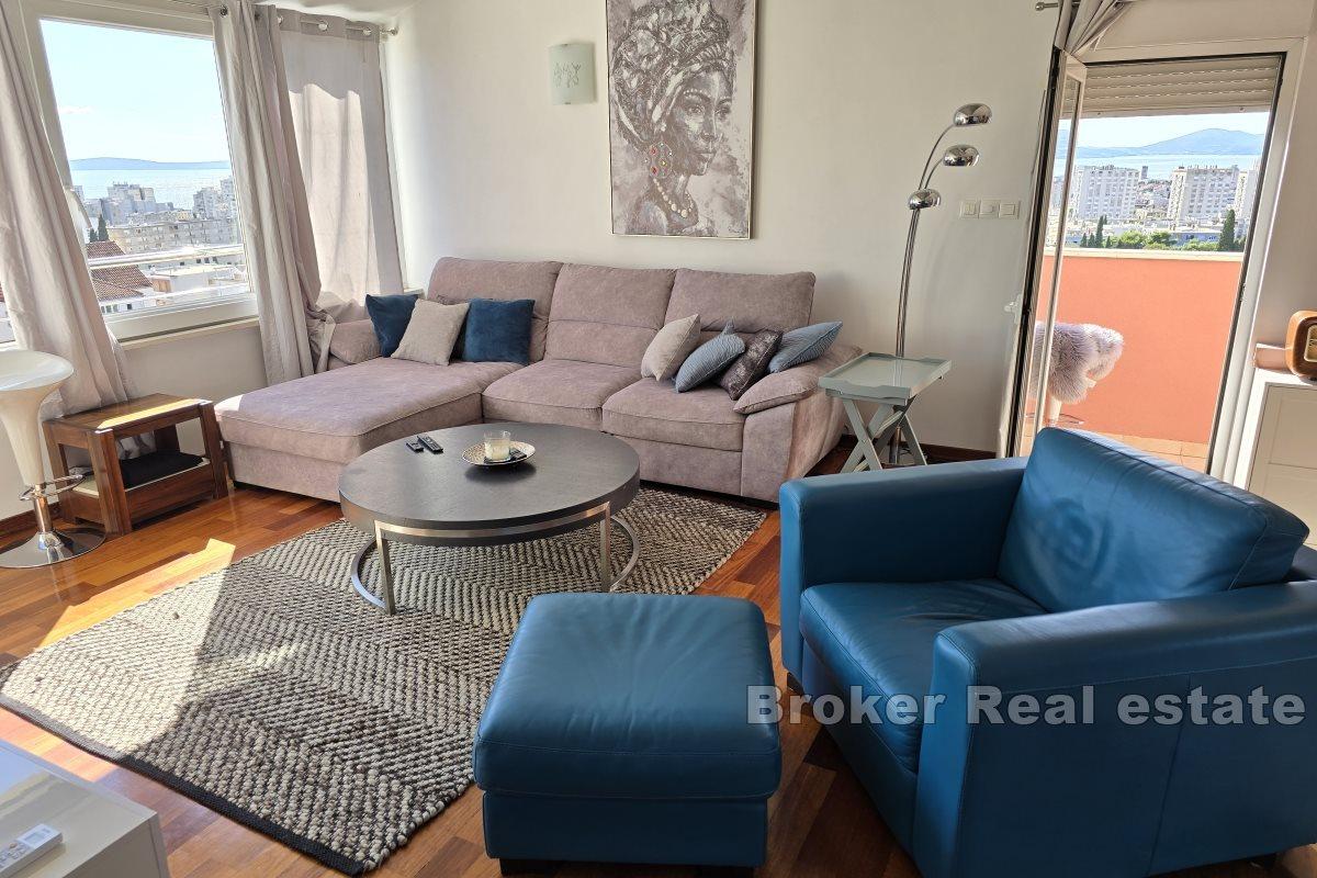 En vacker solig lägenhet med havsutsikt