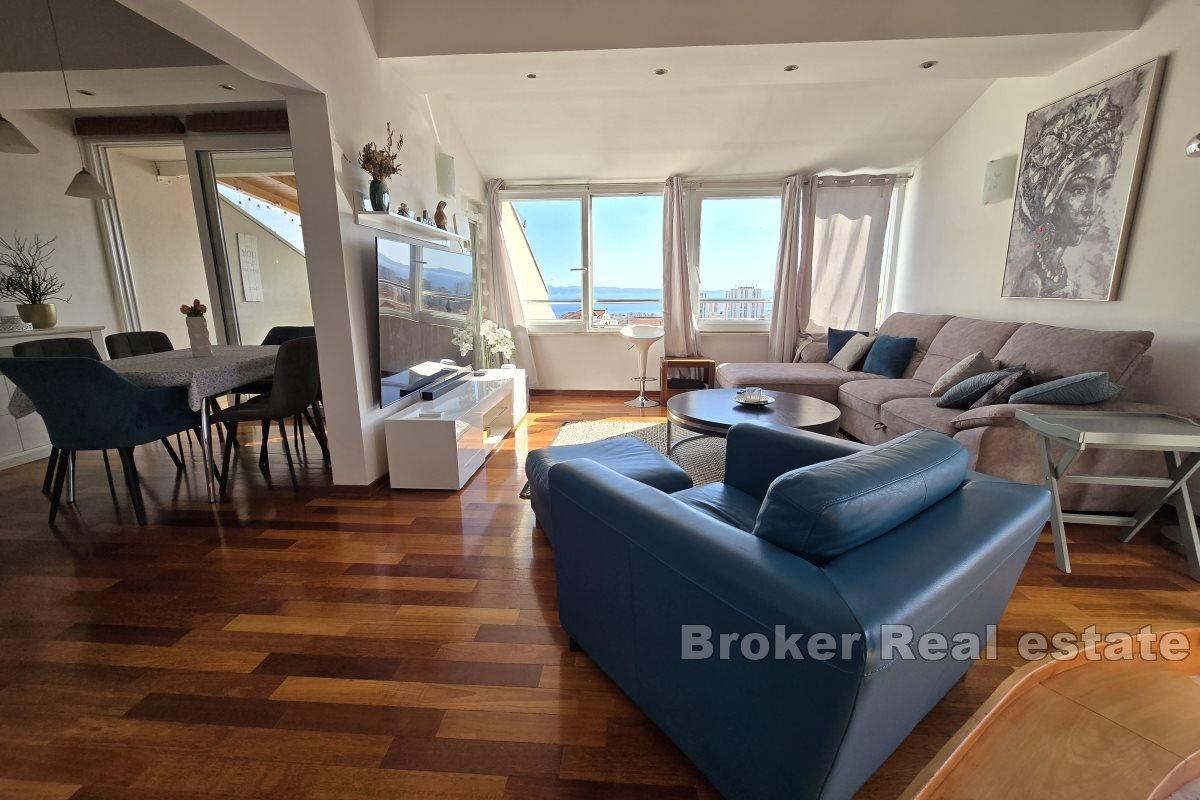 En vacker solig lägenhet med havsutsikt