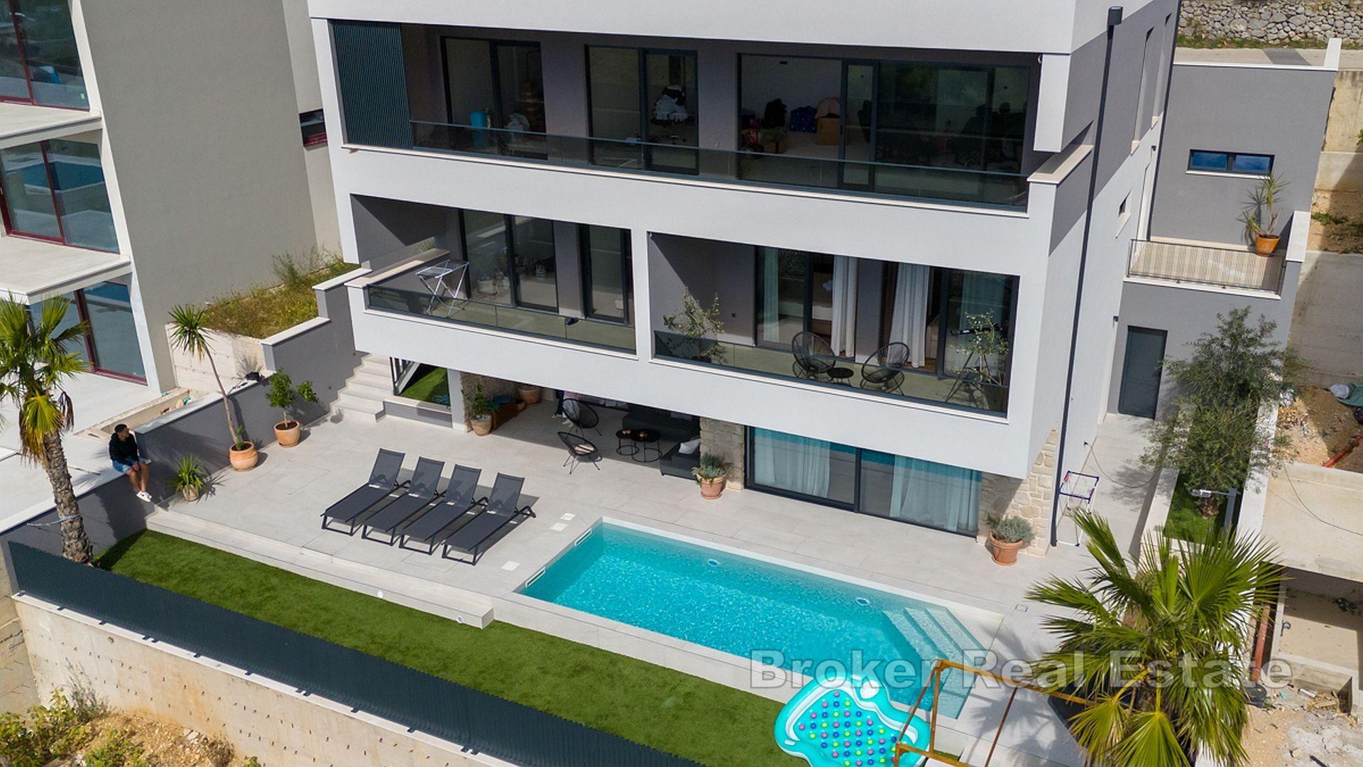 Casa moderna di lusso con tre unità abitative e vista sul mare aperto