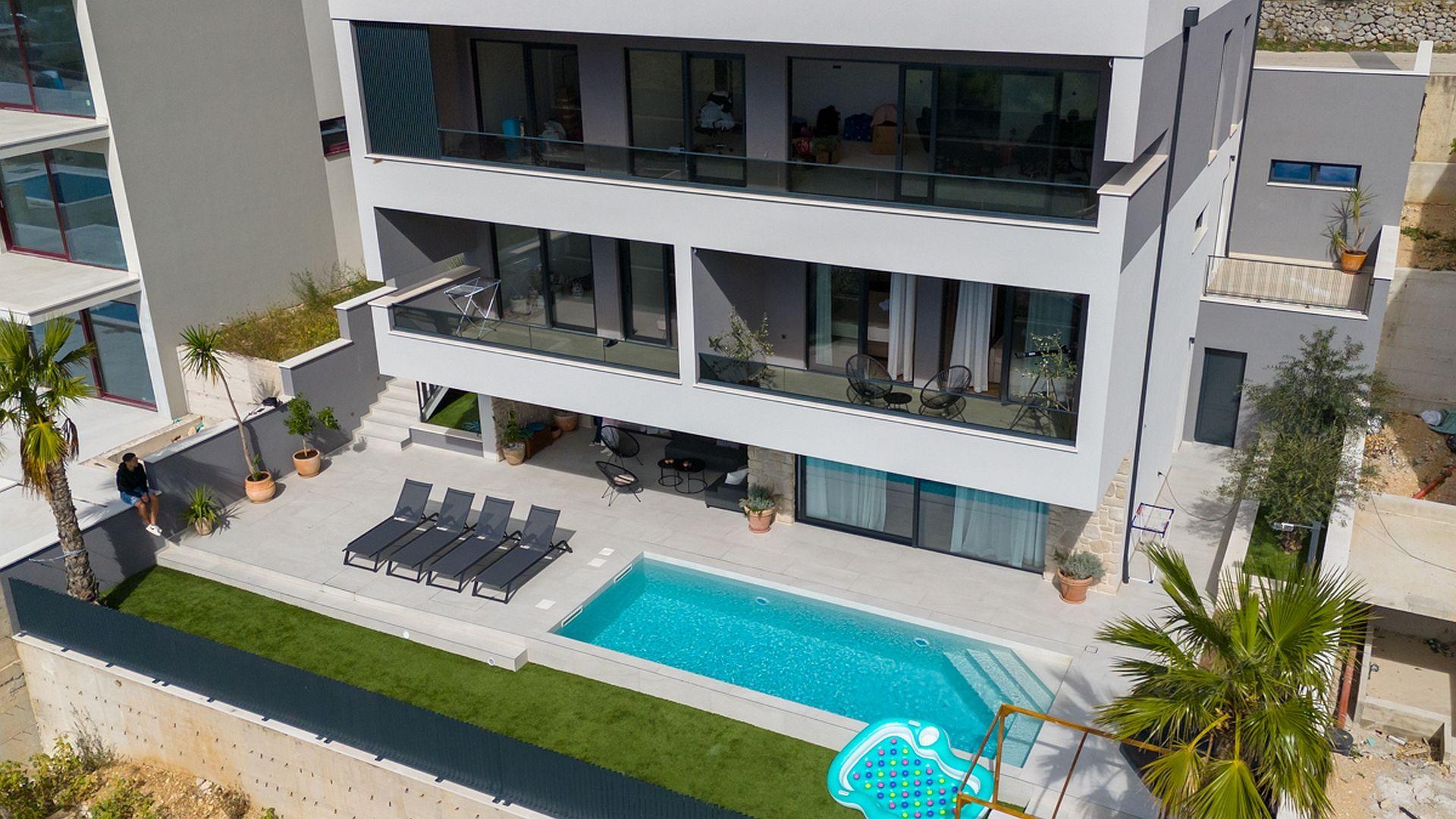 01-2036-114-Modern-house-with-three-residential-units-for-sale