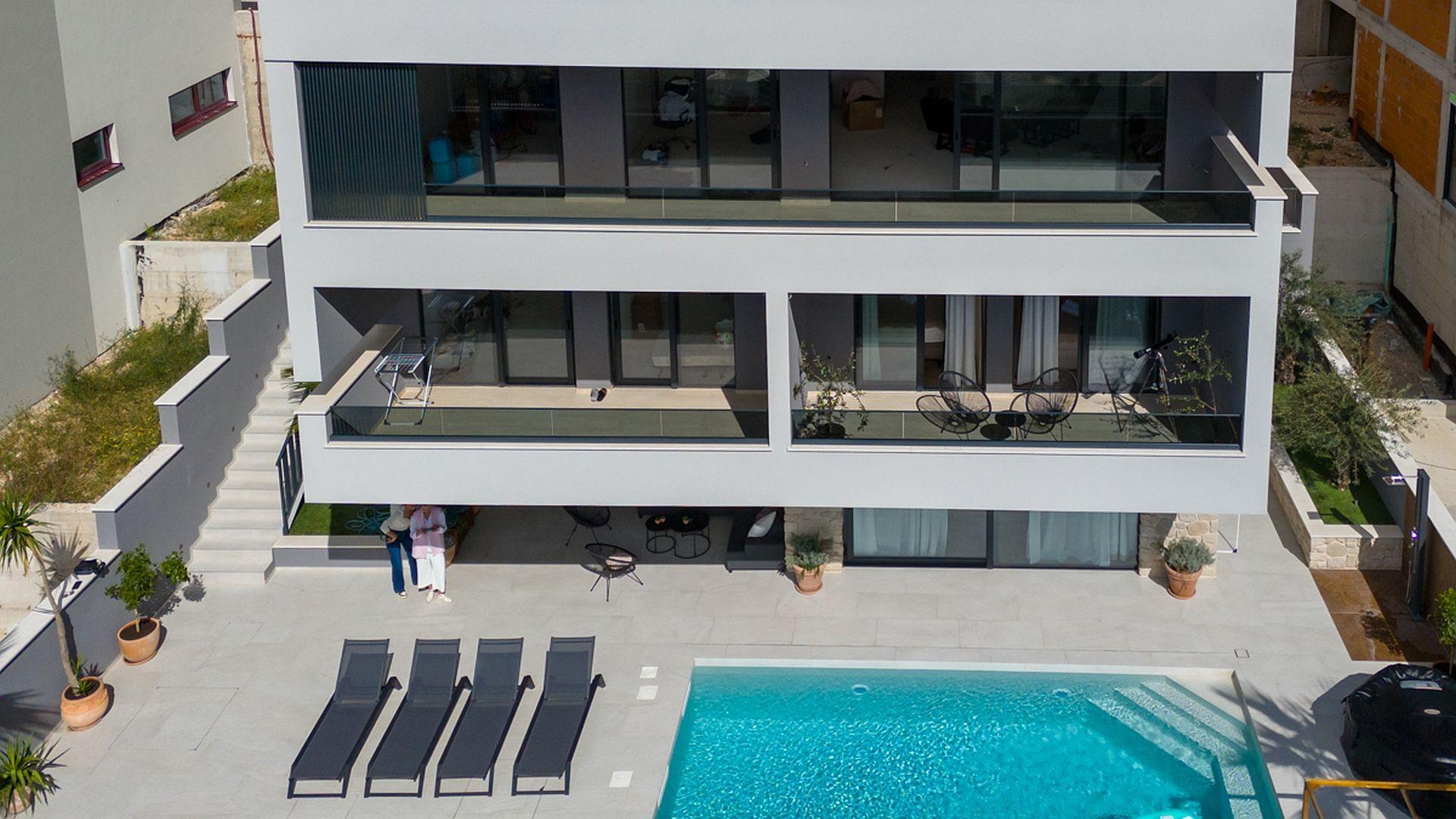 Maison moderne de luxe avec trois unités résidentielles et vue dégagée sur la mer