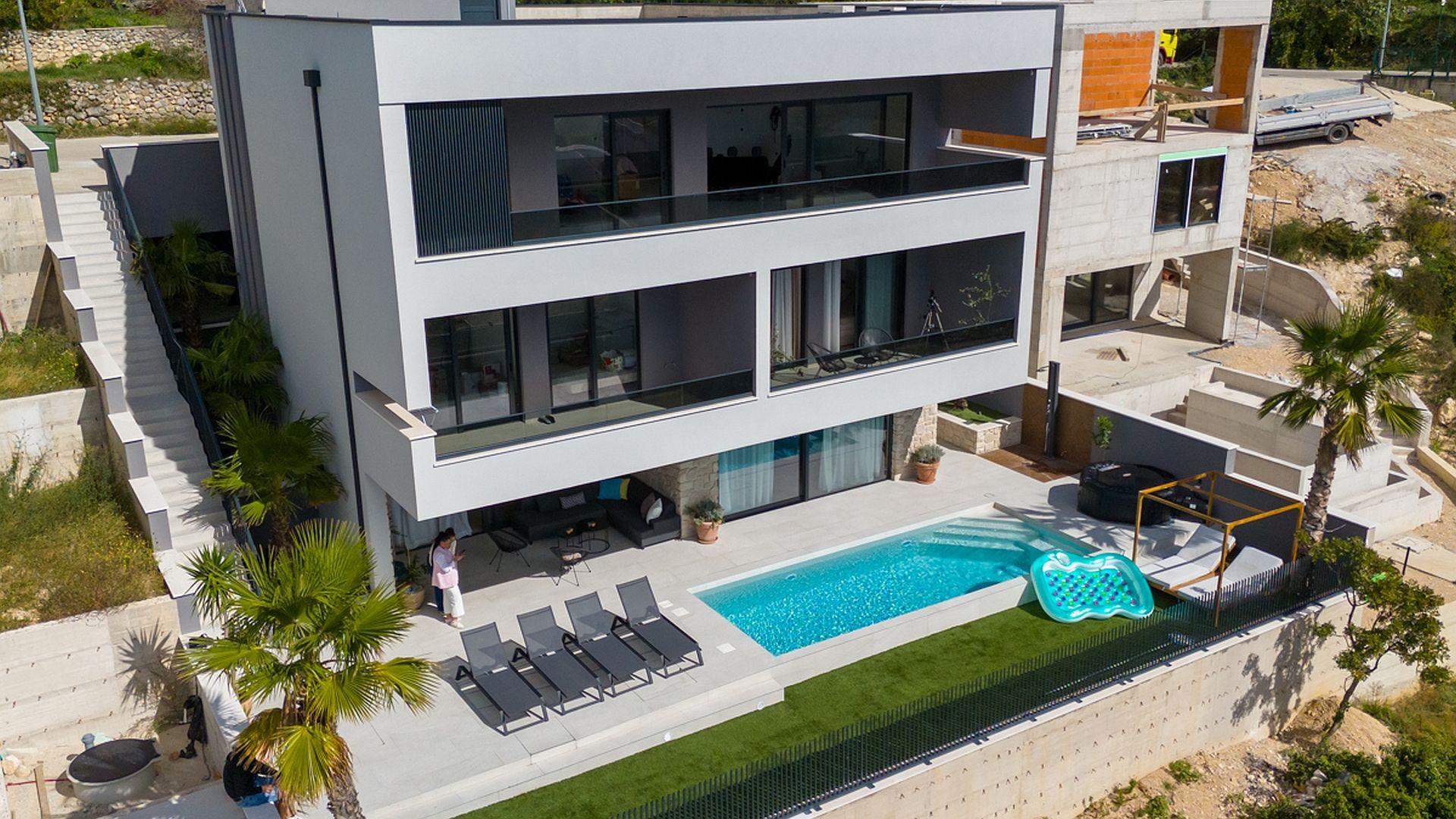 Maison moderne de luxe avec trois unités résidentielles et vue dégagée sur la mer