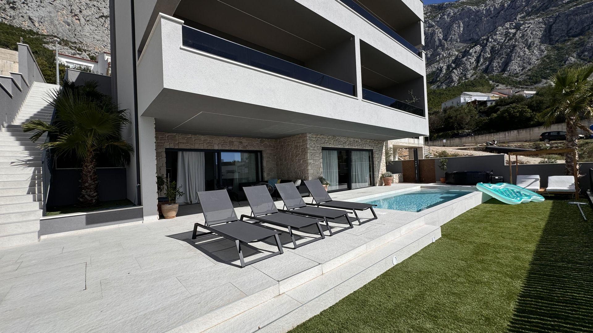 Maison moderne de luxe avec trois unités résidentielles et vue dégagée sur la mer