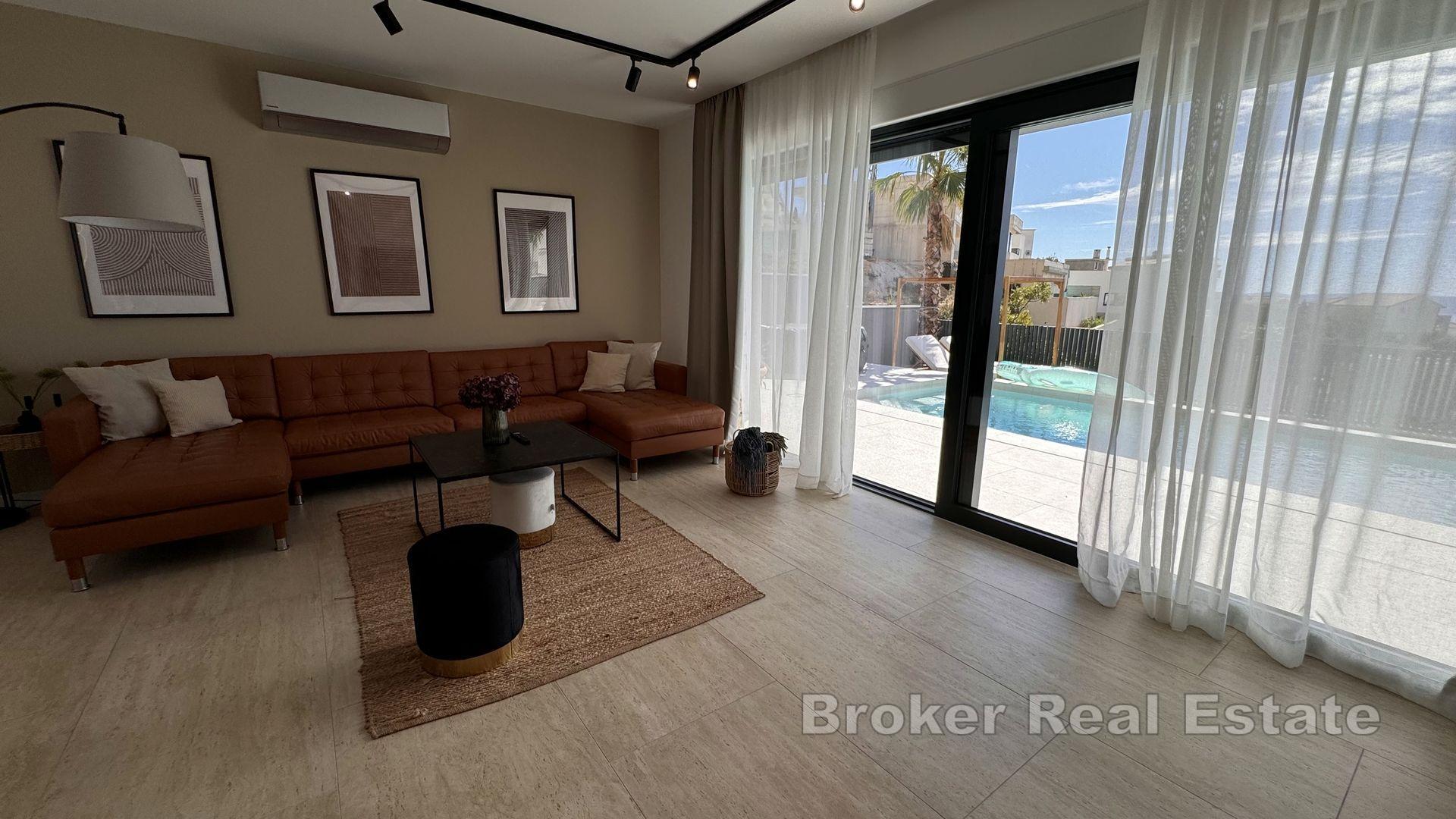 Luksusowy nowoczesny dom z trzema jednostkami mieszkalnymi i widokiem na otwarte morze