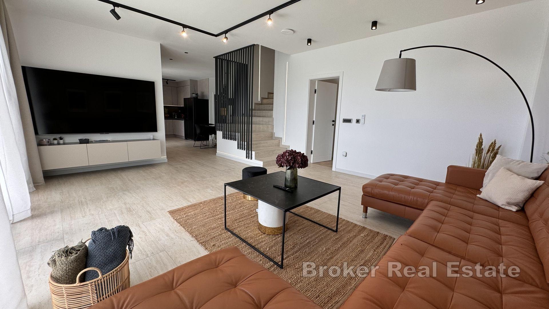 Luxuriöses modernes Haus mit drei Wohneinheiten und offenem Meerblick