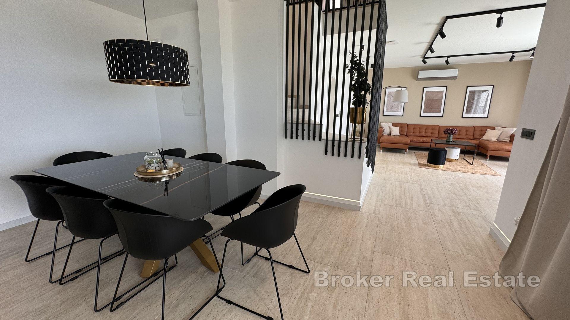 Luxuriöses modernes Haus mit drei Wohneinheiten und offenem Meerblick