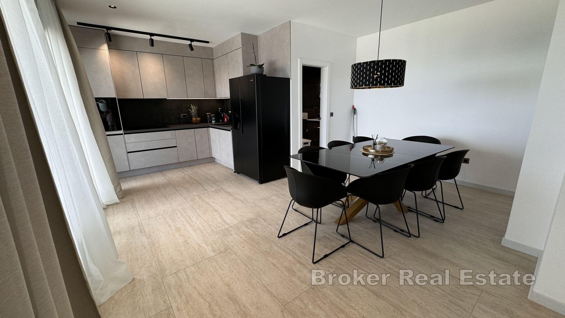 Luxuriöses modernes Haus mit drei Wohneinheiten und offenem Meerblick