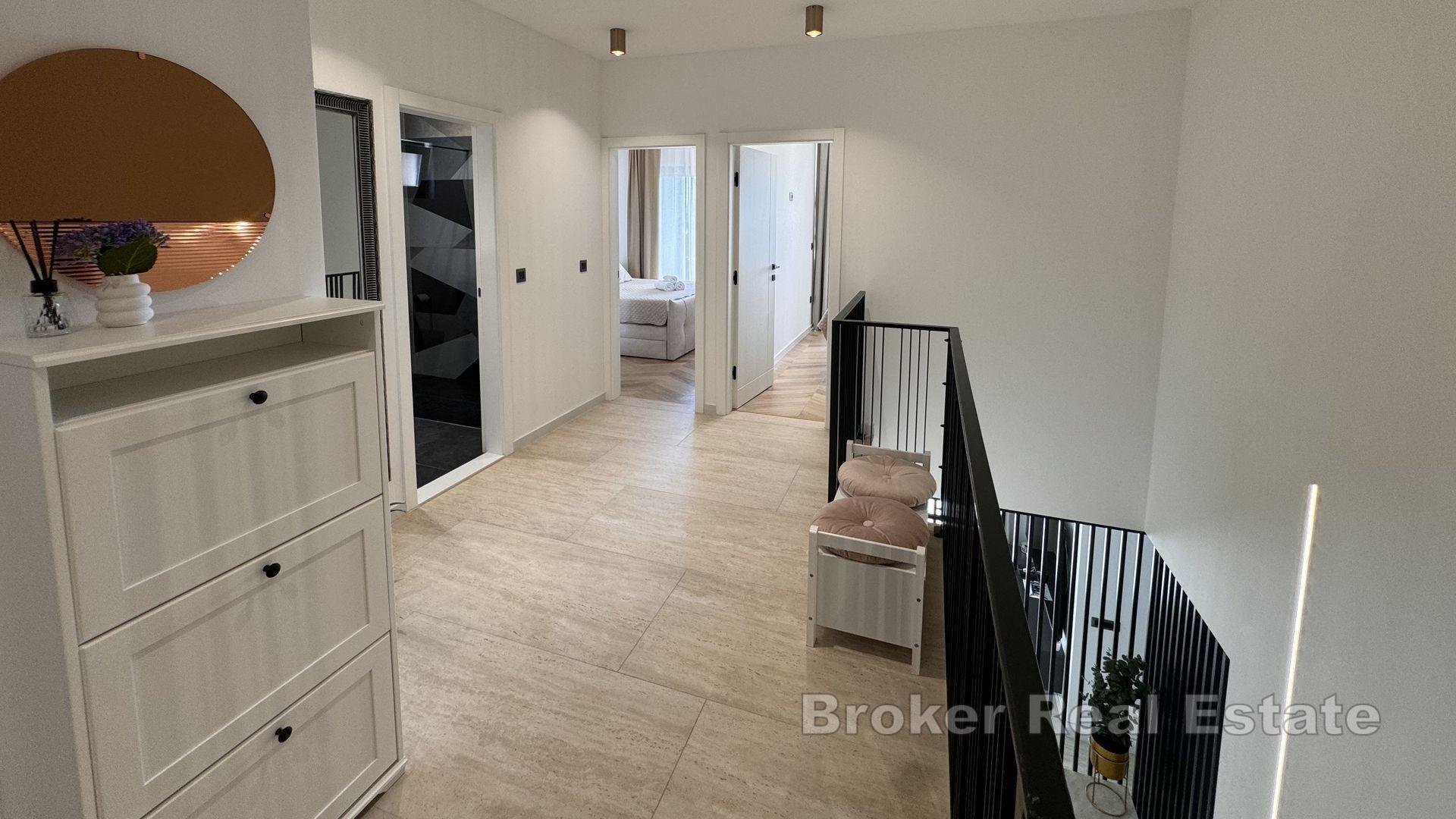 Maison moderne de luxe avec trois unités résidentielles et vue dégagée sur la mer