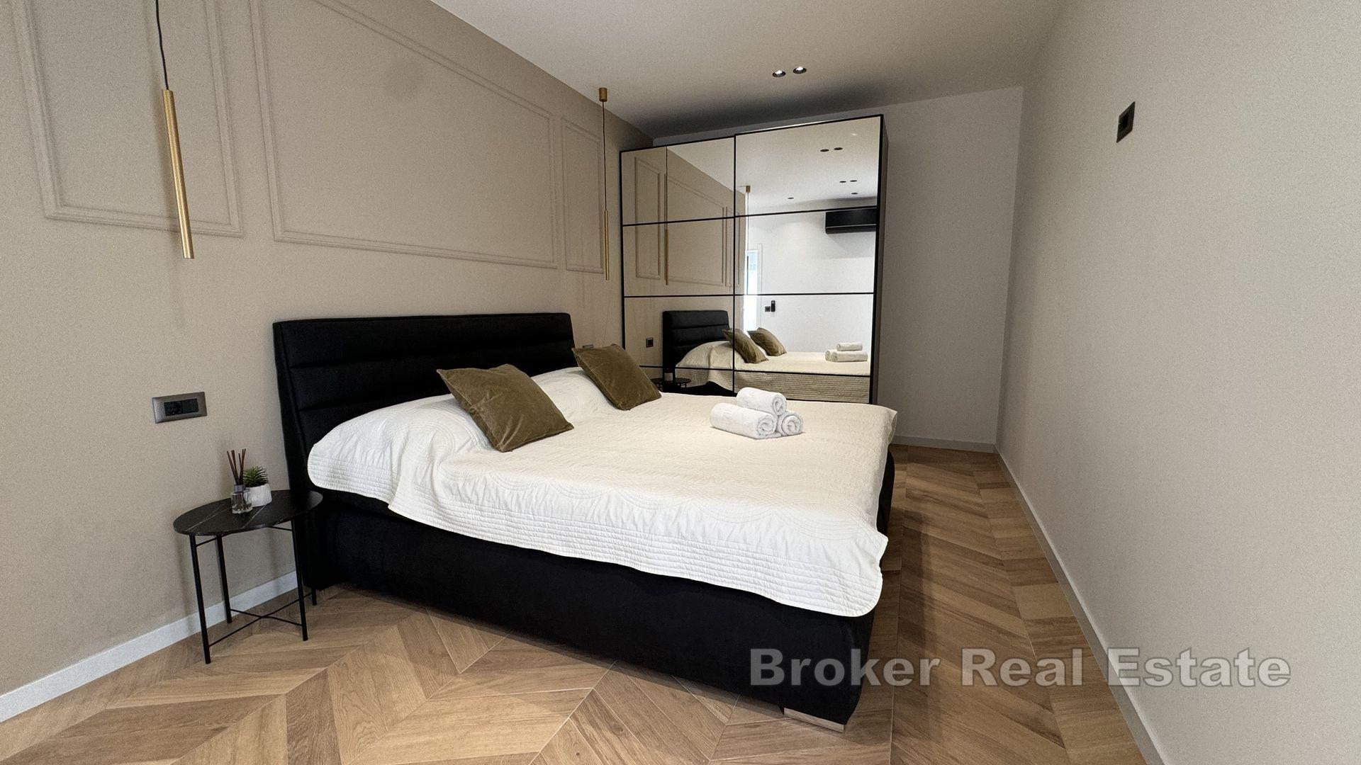 Maison moderne de luxe avec trois unités résidentielles et vue dégagée sur la mer