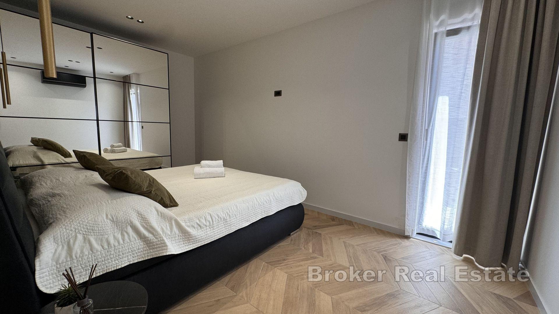 Maison moderne de luxe avec trois unités résidentielles et vue dégagée sur la mer