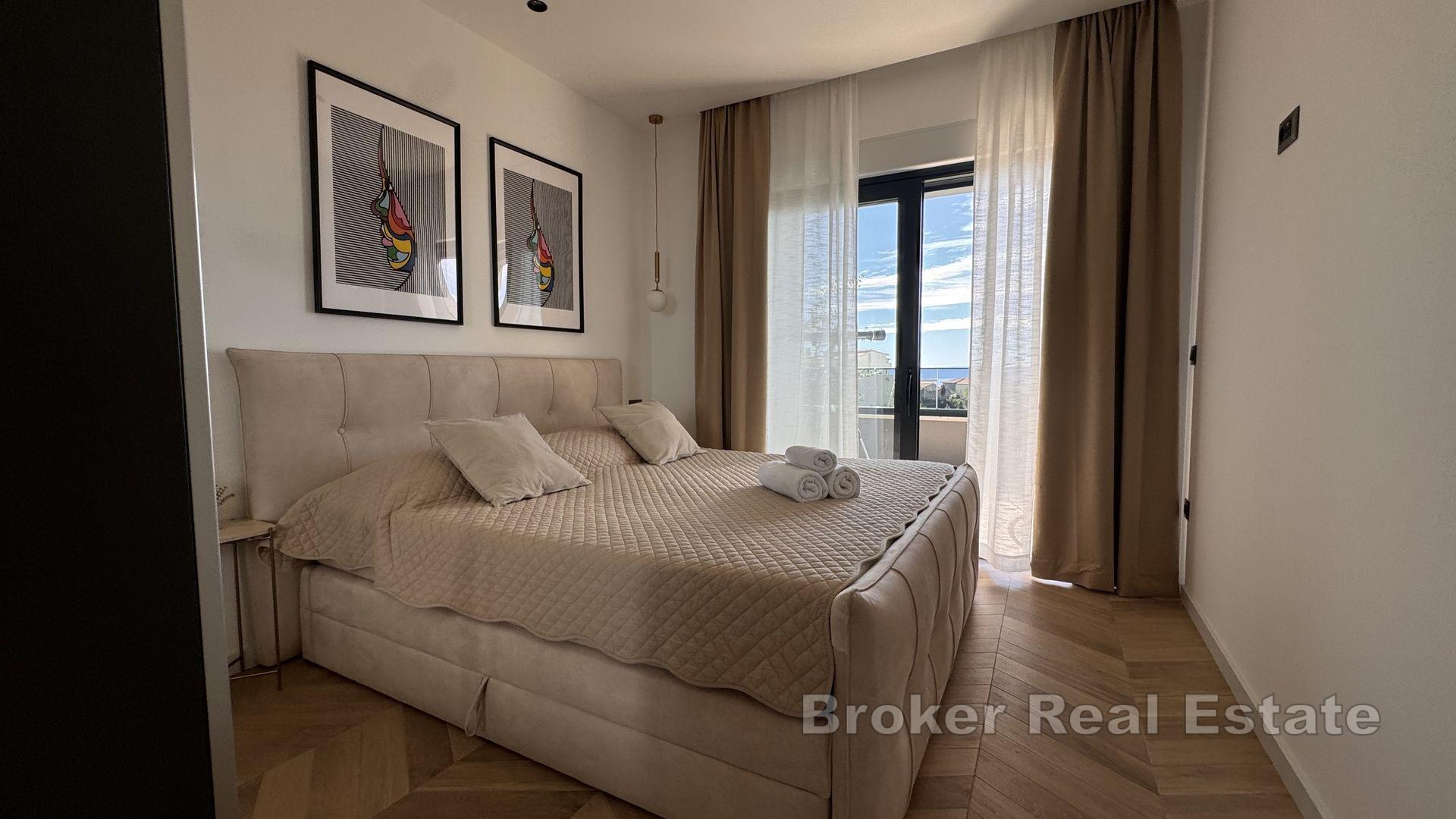 Maison moderne de luxe avec trois unités résidentielles et vue dégagée sur la mer