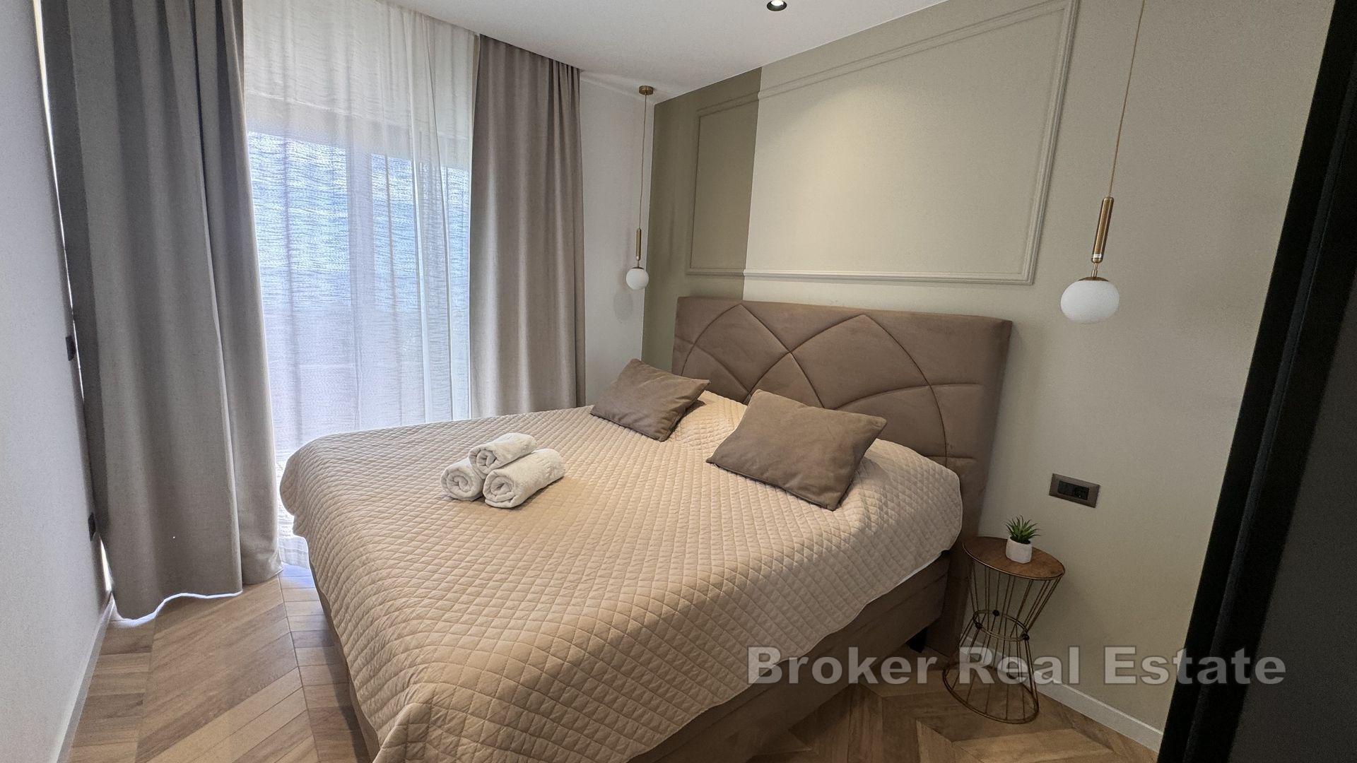 Maison moderne de luxe avec trois unités résidentielles et vue dégagée sur la mer