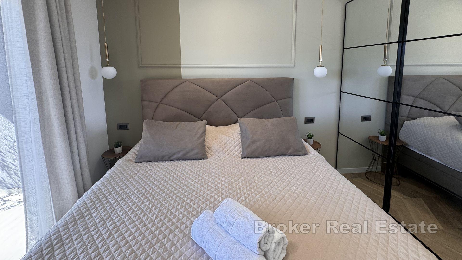 Maison moderne de luxe avec trois unités résidentielles et vue dégagée sur la mer