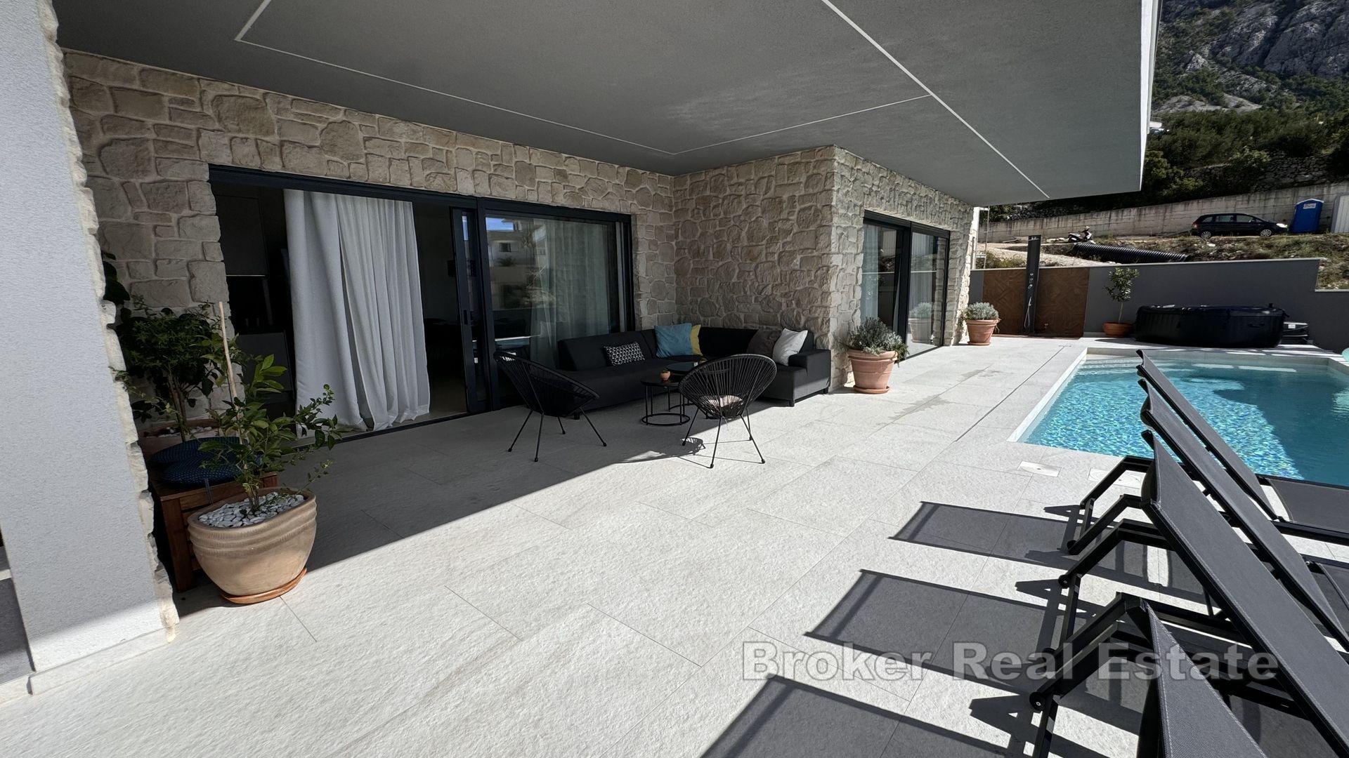 Maison moderne de luxe avec trois unités résidentielles et vue dégagée sur la mer