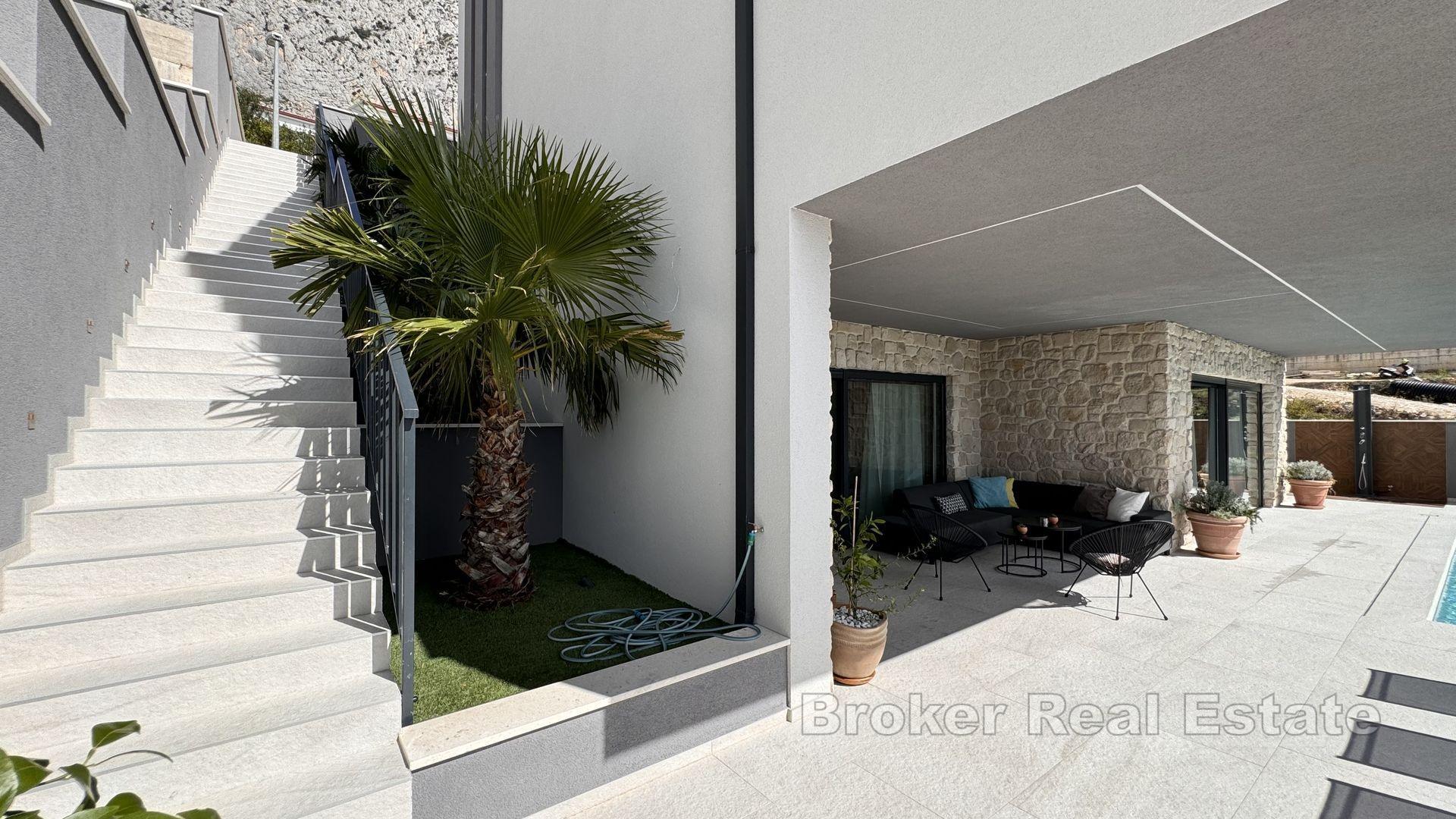 Maison moderne de luxe avec trois unités résidentielles et vue dégagée sur la mer