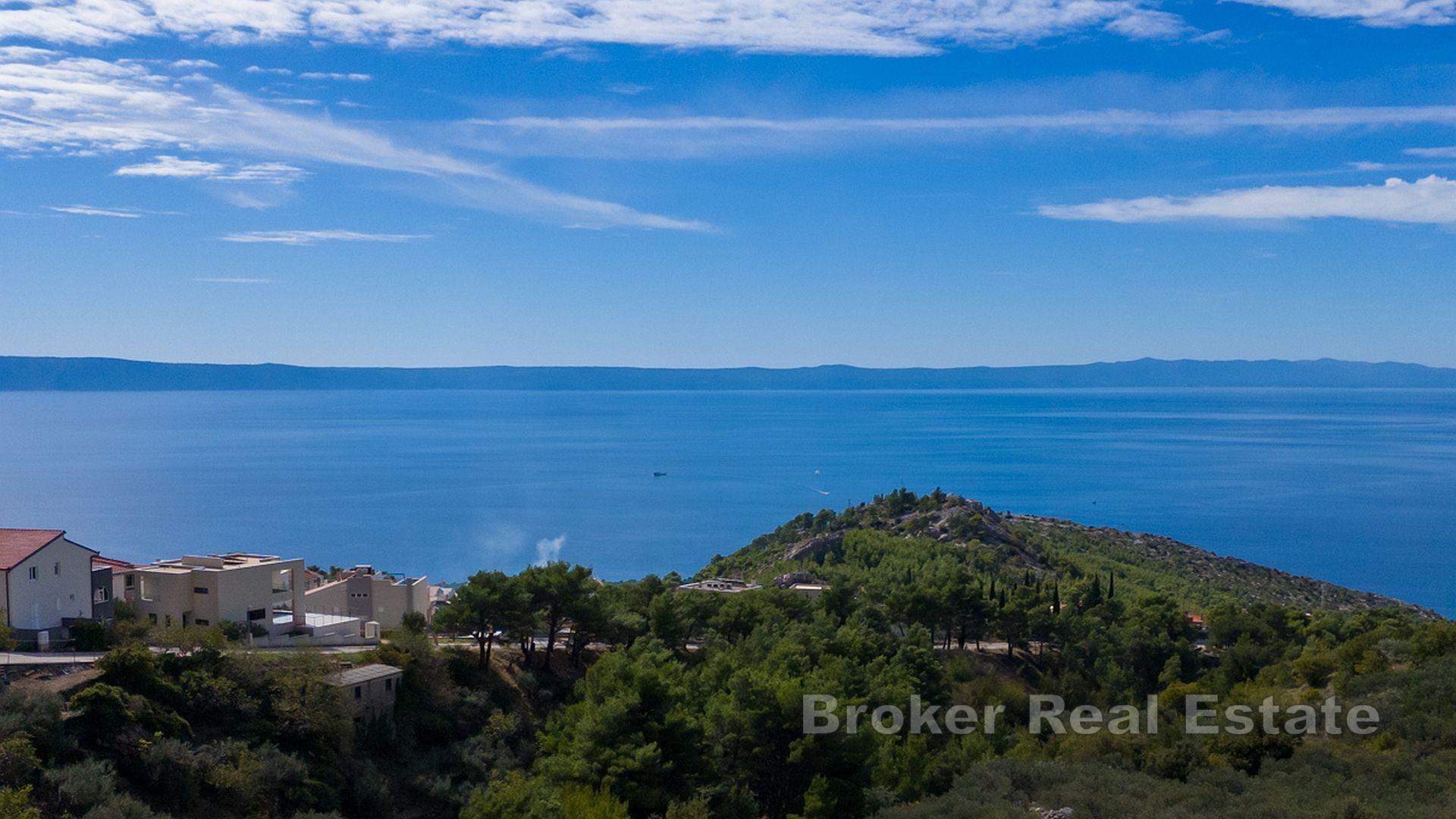 Maison moderne de luxe avec trois unités résidentielles et vue dégagée sur la mer